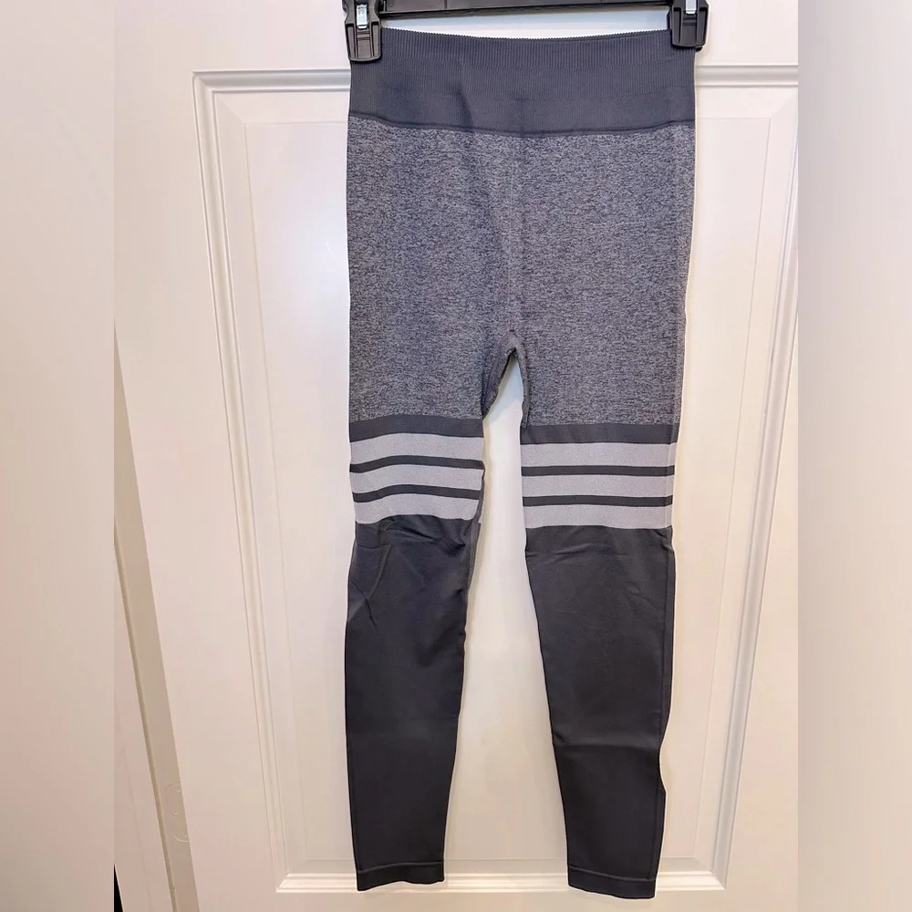 Striped gray fitness set legging and top - Picture 4 of 6